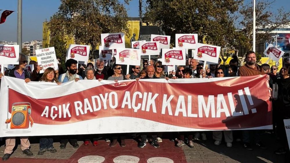 Açık Radyo artık Apaçık!