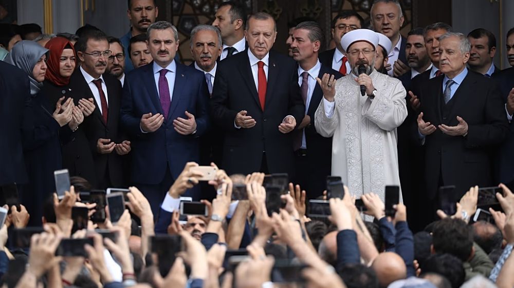 Diyanetin hutbeleri, laiklik ve otoriterleşme