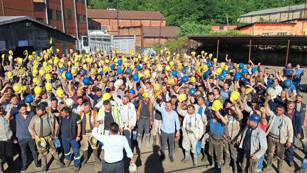 Hükümet İşçilerin Grevine Çöktü