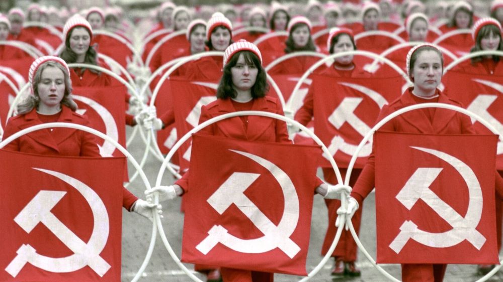 Politik  Hipermetropluk  Ve Müesses Nizama Sadakati