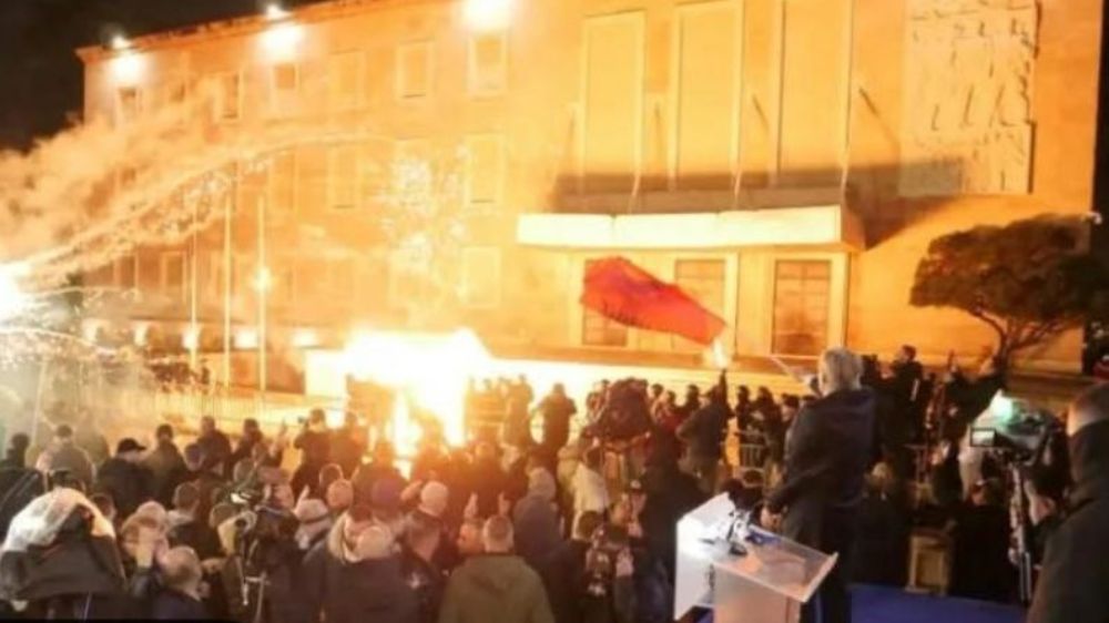 Tiran'ı Tiran'da  Vurmak