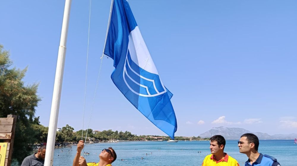Özelleştirilmeye Çalışılan Eski Hastanenin önüne Mavi Bayrak